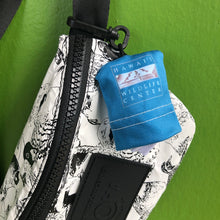 Load image into Gallery viewer, Microfiber Cloth attached in Hip Pack as keychain